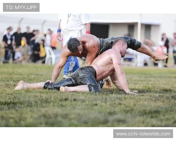 土耳其将传统油摔跤纳入中学体育课程,伊斯坦布尔试点学校达30所 土耳其将传统油摔跤纳入中学体育课程,伊斯坦布尔试点学校达30所