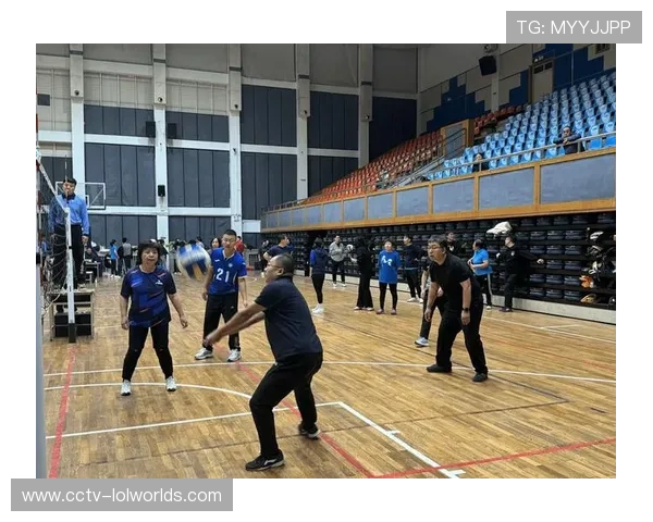 大数据学院师生排球赛现“头球救球”与“魔法发球”，欢乐名场面频出