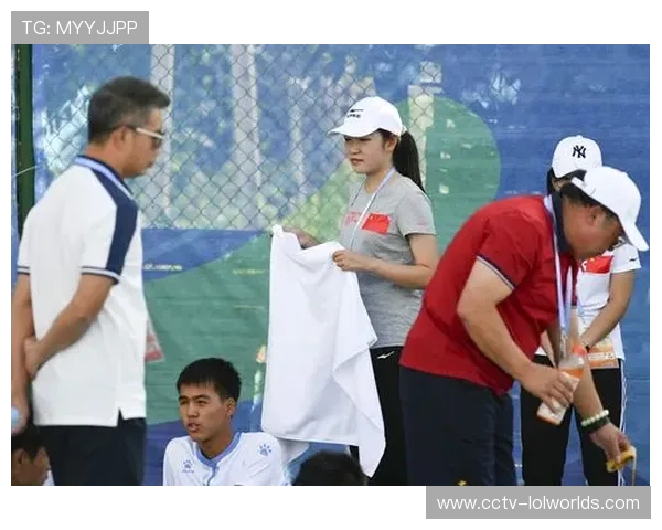 德甲举办盲人足球赛，志愿者引导参与